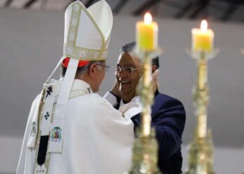 O vice-presidente Geraldo Alckmin (esq.) e o novo ministro do STF, Flávio Dino (esq.) em missa na Catedral de Brasília
