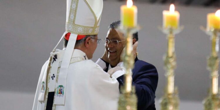 O vice-presidente Geraldo Alckmin (esq.) e o novo ministro do STF, Flávio Dino (esq.) em missa na Catedral de Brasília