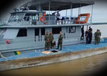 Há suspeita que embarcação seria usada para tráfico internacional de drogas; perícia será feita