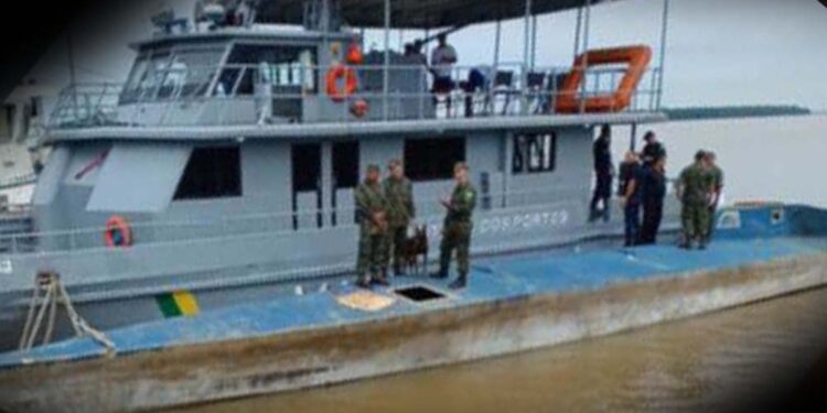 Há suspeita que embarcação seria usada para tráfico internacional de drogas; perícia será feita