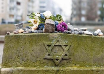 Monumento lembra morte de judeus durante holocausto