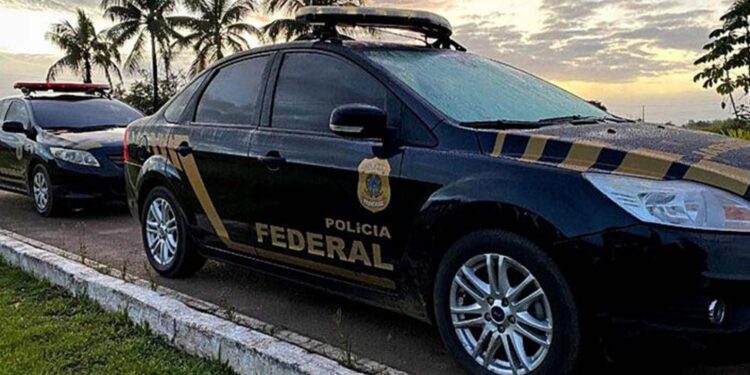 Agentes da Polícia Federal durante operação