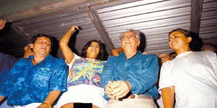 Há 30 anos, Itamar Franco foi flagrado no carnaval da Sapucaí ao lado de modelo sem calcinha