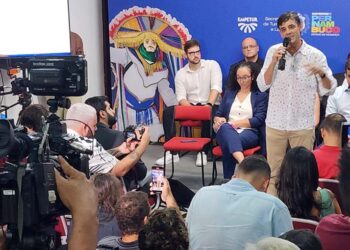 Secretário de Turismo, Daniel Coelho, durante coletiva o Carnaval de Pernambuco 2024 | Foto: Genival Paparazzi