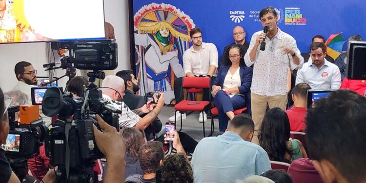 Secretário de Turismo, Daniel Coelho, durante coletiva o Carnaval de Pernambuco 2024 | Foto: Genival Paparazzi