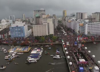 Galo da Madrugada lotou as ruas do Recife, com quase 3 milhões de foliões