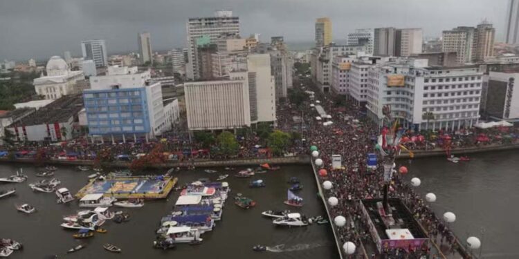 Galo da Madrugada lotou as ruas do Recife, com quase 3 milhões de foliões