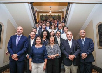 Governadora e a vice posam com os novos membros da equipe