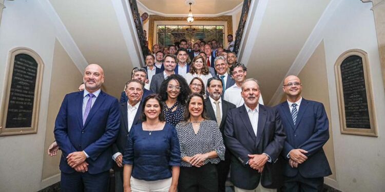 Governadora e a vice posam com os novos membros da equipe