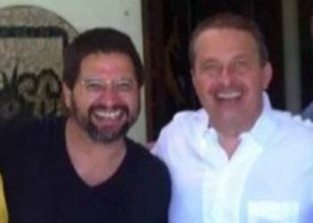 Alexandre Pons de camisa preta ao lado de Eduardo Campos