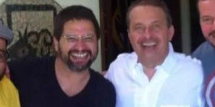 Alexandre Pons de camisa preta ao lado de Eduardo Campos