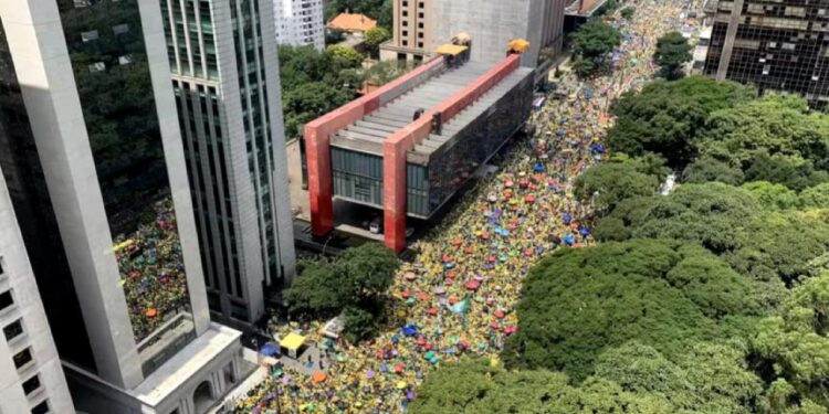 Manifestantes em ao MASP na av. Paulista