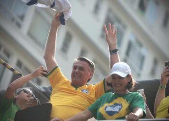 Bolsonaro discursou ao lado de Michelle, que também falou ao público.