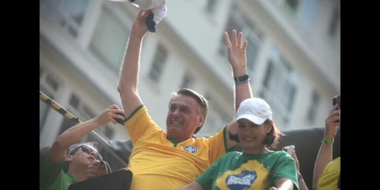 Bolsonaro discursou ao lado de Michelle, que também falou ao público.