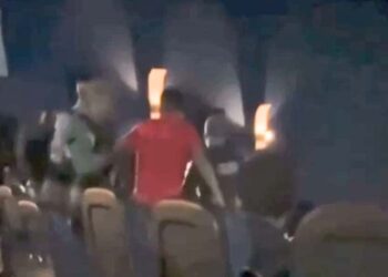 Jovens são flagrados fumando maconha no Shopping Guararapes