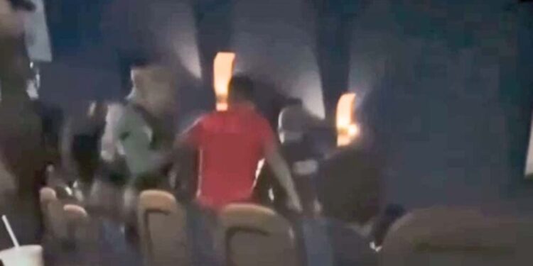 Jovens são flagrados fumando maconha no Shopping Guararapes