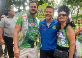 Túlio Gadelha e Fátima Bernardes junto com Michel Teló, no Desfile do Galo.