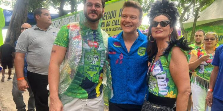 Túlio Gadelha e Fátima Bernardes junto com Michel Teló, no Desfile do Galo.