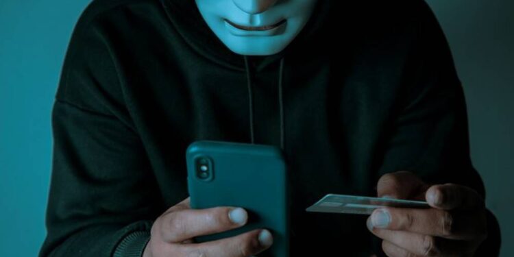 Estelionatários se passam por diretores de bancos para enganar empresários.