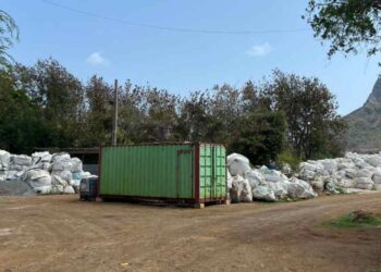 Moradores da Vila da Basinha em Fernando de Noronha denunciam obstrução de lotes pela empresa contratada para limpeza urbana.