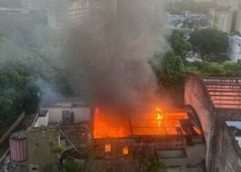 Incêndio atinge Teatro Valdemar de Oliveira, no Recife, que está abandonado desde 2020.