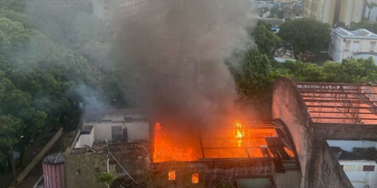 Incêndio atinge Teatro Valdemar de Oliveira, no Recife, que está abandonado desde 2020.