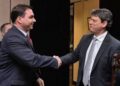 Flávio Bolsonaro elogia relação entre Tarcísio de Freitas e a família Bolsonaro.
