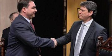 Flávio Bolsonaro elogia relação entre Tarcísio de Freitas e a família Bolsonaro.