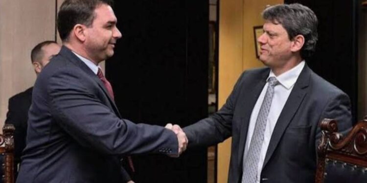 Flávio Bolsonaro elogia relação entre Tarcísio de Freitas e a família Bolsonaro.