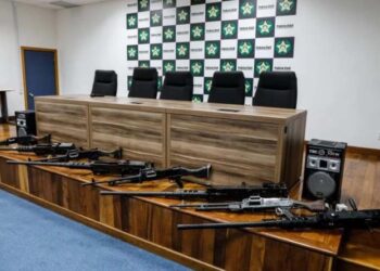 Metralhadoras recuperadas pela polícia do Rio durante operação