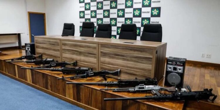 Metralhadoras recuperadas pela polícia do Rio durante operação