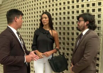 Amanda Oliveira, com os advogados Tadeu Souza Filho (esq.) e Daniel Lima (dir.)