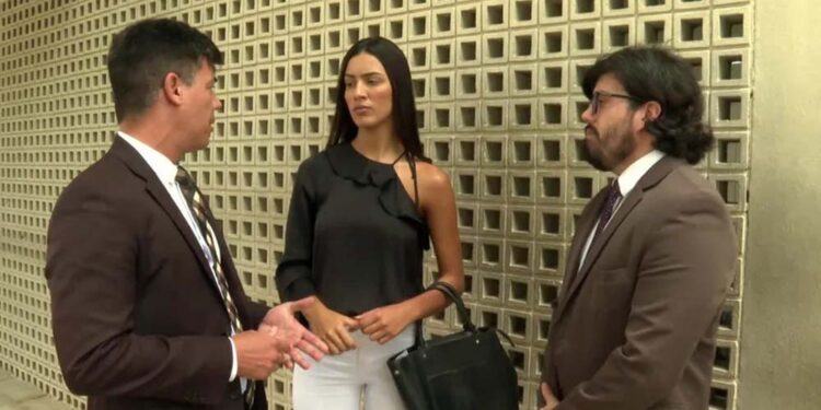 Amanda Oliveira, com os advogados Tadeu Souza Filho (esq.) e Daniel Lima (dir.)