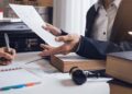 O Direcionamento acontece quando são impostas condições para participar da licitação que não são relevantes para o objeto contratado