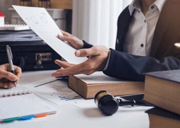 O Direcionamento acontece quando são impostas condições para participar da licitação que não são relevantes para o objeto contratado