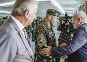 Oministro da Defesa, José Múcio,  comandante das Forças Armadas, Tomas Paiva e o presidente Lula (Da esq. para dir.)