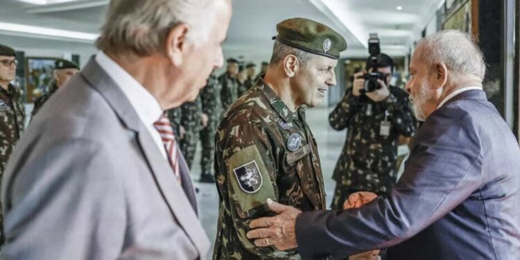 Oministro da Defesa, José Múcio,  comandante das Forças Armadas, Tomas Paiva e o presidente Lula (Da esq. para dir.)