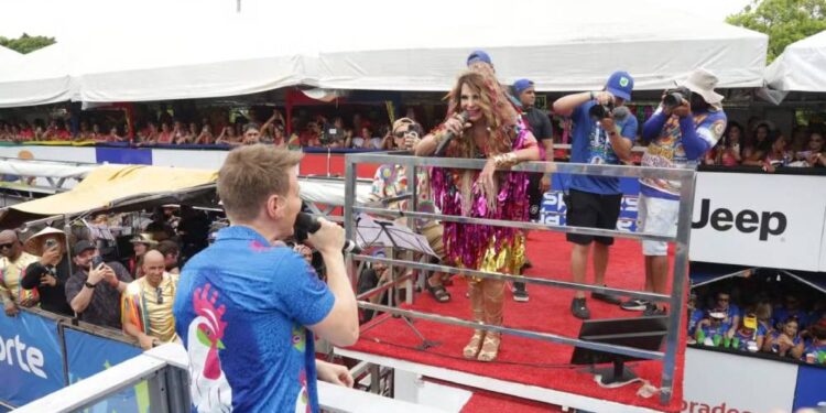 Michel Teló e Elba Ramalho durante dueto no Galo. Foto: Felipe Souto Maior/AgNews