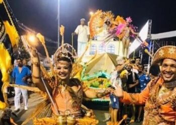 Casal de mestre-sala e porta-bandeira da Pérola do Samba no desfile em 2020
