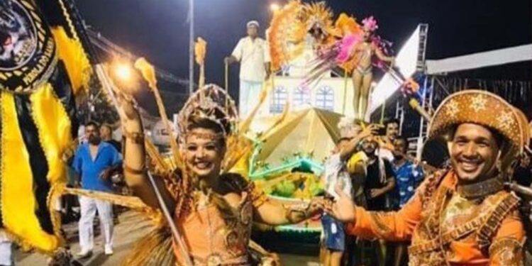 Casal de mestre-sala e porta-bandeira da Pérola do Samba no desfile em 2020