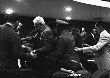 Em 1963, a confusão no senado deixou um inocente morto, e dois inimigos políticos detidos