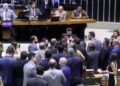 Discussão entre deputados durante sessão da Câmara