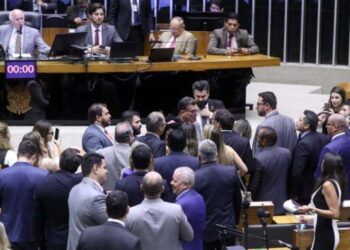 Discussão entre deputados durante sessão da Câmara