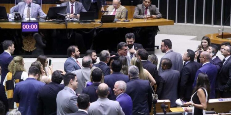 Discussão entre deputados durante sessão da Câmara