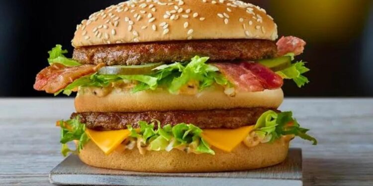 Conversa entre militares revela ironia sobre possível prisão de ex-ajudante de ordens de Bolsonaro.