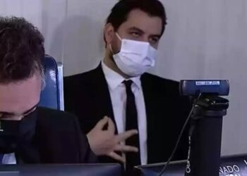 Filipe já foi alvo de polêmicas, onde já foi acusado de fazer gesto supremacista ao arrumar o terno.