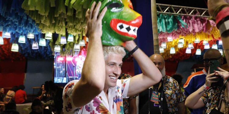 O Prefeito João Campos (PSB) durante o Carnaval do Recife