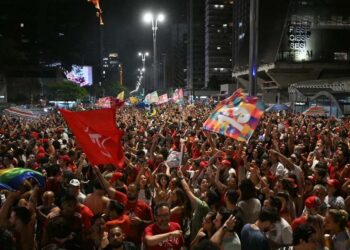 Multidão comemora vitória de Lula na avenida Paulista, em São Paulo (SP) — Foto: Nelson Almeida