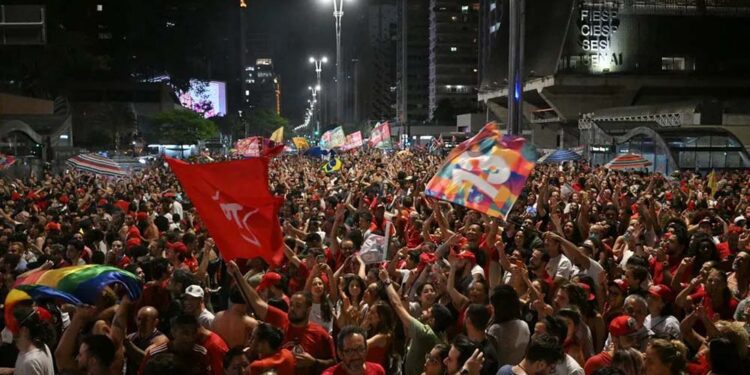 Multidão comemora vitória de Lula na avenida Paulista, em São Paulo (SP) — Foto: Nelson Almeida