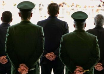 Jair Bolsonaro e generais durante evento no Planalto